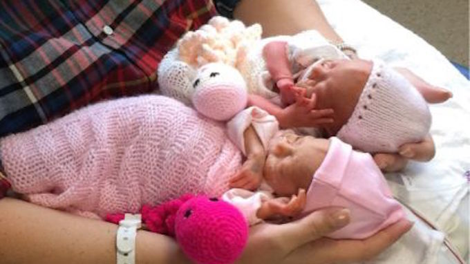 Bayi kembar Smith memerlukan bantuan boneka rajut gurita dalam hidupnya