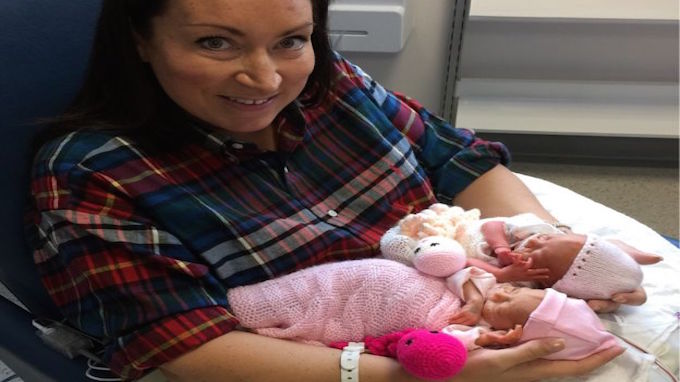 Bayi kembar Smith memerlukan bantuan boneka rajut gurita dalam hidupnya