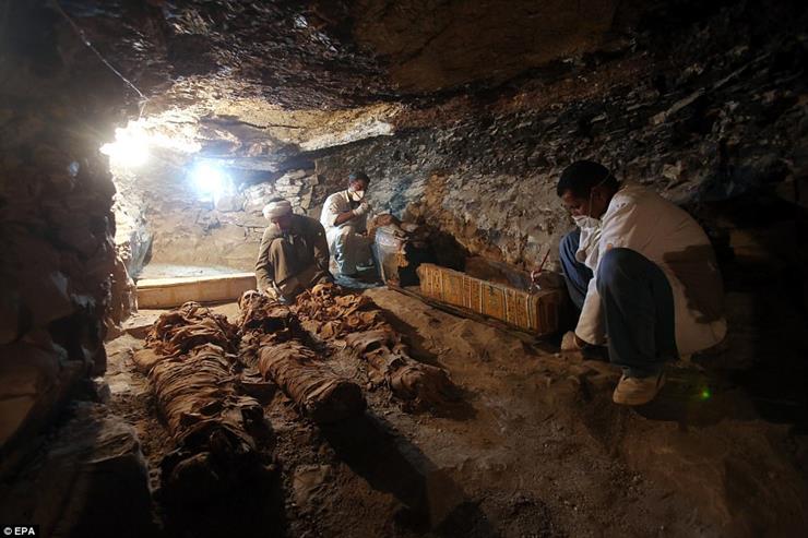 Archaeologists Discover Amazing New Tomb Near Egypt’s Legendary Valley ...