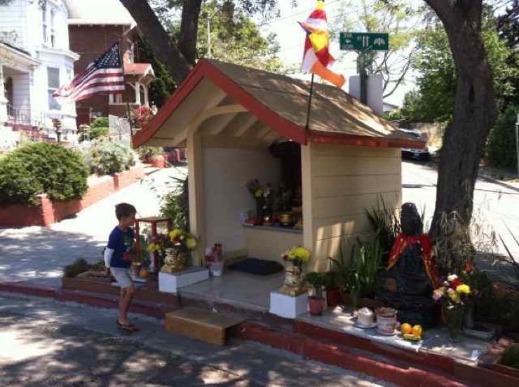 Neighbor’s Statue Helps Clean Up Community After Deranged Resident’s