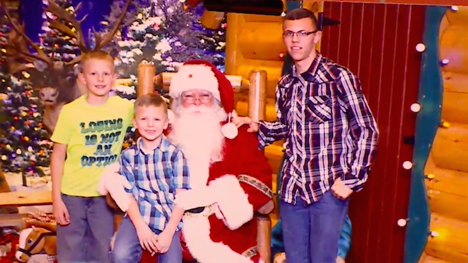 Coltyn berfoto dengan Santa Claus
