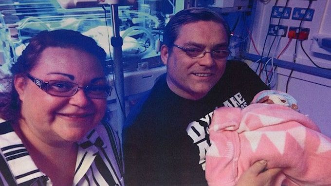 Francesca bersama orangtuanya. Mercury Press