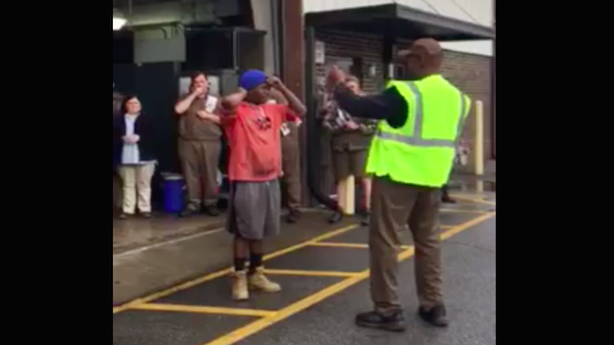 Momen saat Derrick akan menerima kejutan. 