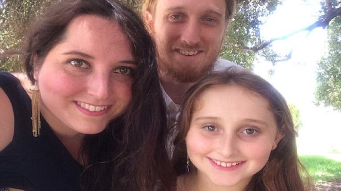 Marcela bersama suami dan anaknya. 