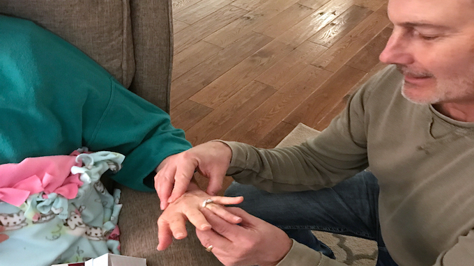 Jim mencoba untuk melamar lagi istrinya. 