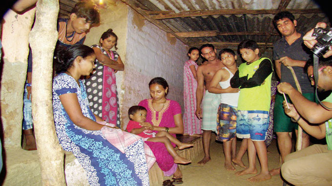 Ibu ini dengan berani menyelamatkan anaknya yang sedang diserang binatang buas. 