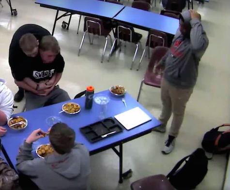 Will Olson terlihat sedang tersedak dan dalam bahaya. 