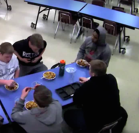 Will Olson terlihat sedang tersedak dan dalam bahaya. 