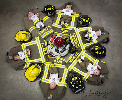 Keenam bayi lucu yang lahir nyaris berbarengan