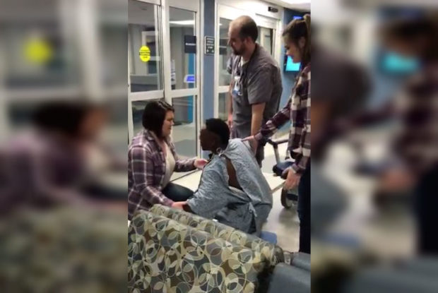 Jamacio Kimble beri kejutan untuk kekasihnya saat ia berada di rumah sakit. 