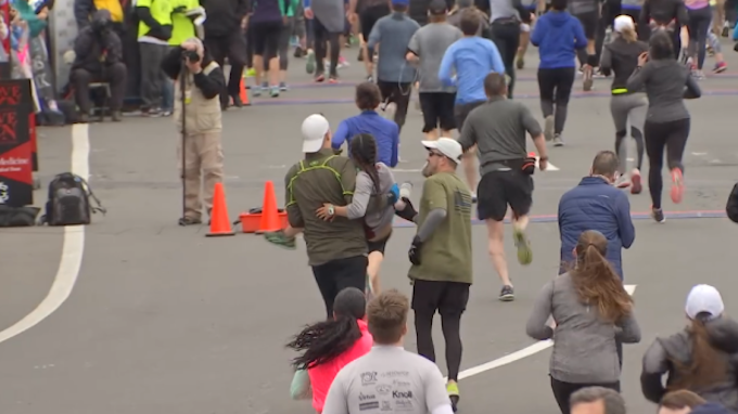 Seorang pelari rela menggendong wanita pincang.