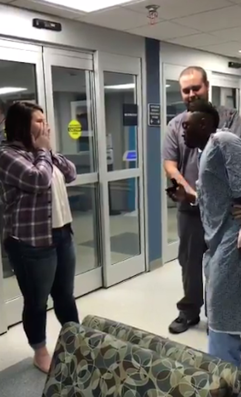 Jamacio Kimble beri kejutan untuk kekasihnya saat ia berada di rumah sakit.