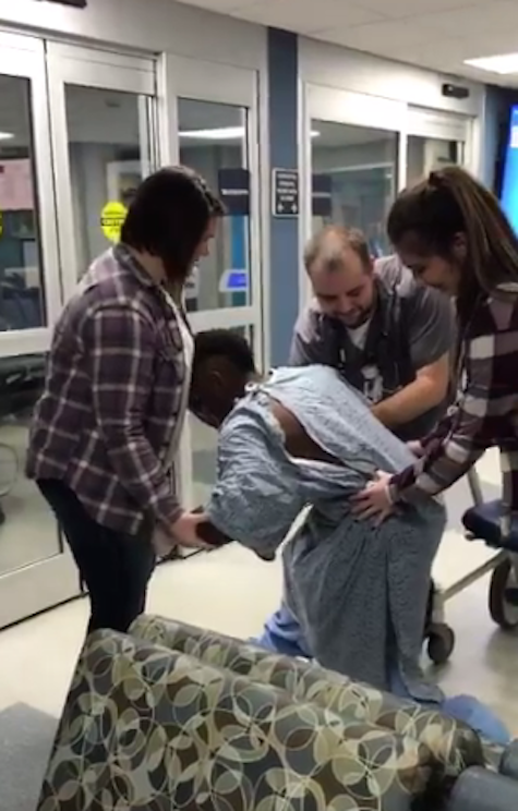 Jamacio Kimble beri kejutan untuk kekasihnya saat ia berada di rumah sakit.