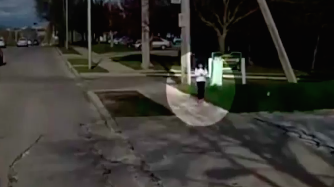 Bocah ini tersesat dan membutuhkan bantuan. 