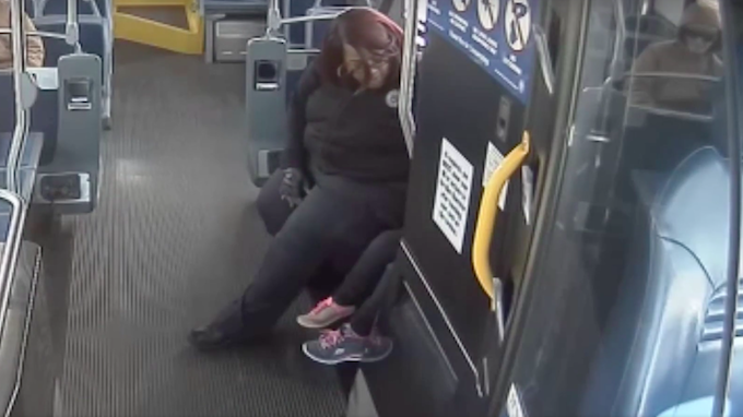 Lee membantu anak yang tersesat itu. Milwaukee 