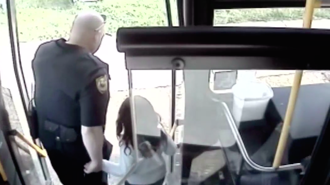 Seorang polisi datang menjemput anak itu. Milwaukee 